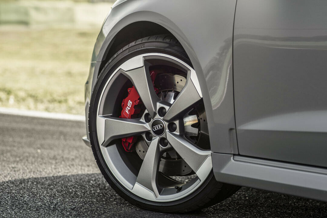 Der Audi RS3 mit roten Bremssätteln