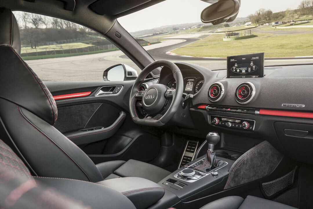 Das Sportlenkrad des Audi RS3 ist zum Teil mit Alcantara bezogen