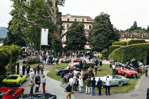 Historische Raritäten parken vor der Villa Erba