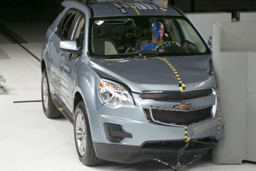 Bei dem Crashtest wurde ein Unfall simuliert, bei dem das Auto mit nur einer Ecke gegen ein Hindernis prallt