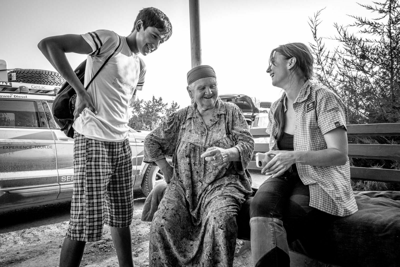 Babuschka (83) mit einem ihrer Enkel. Ihre 8 (!) Kinder haben uns herzlich empfangen und bewirtet