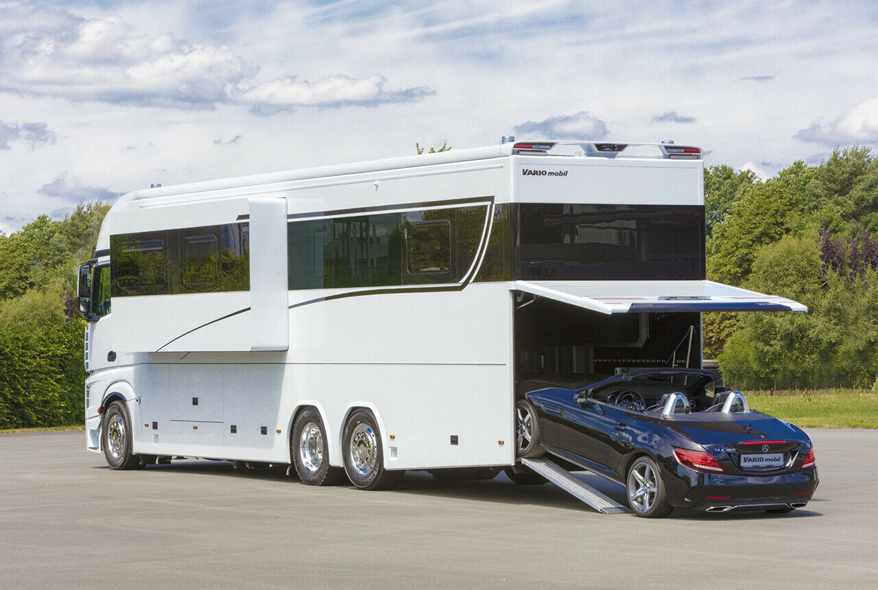 So groß wie ein Haus, so teuer wie ein Haus: Die Vario Landyacht ist ab 773.500 Euro erhältlich. Serienmäßig parkt ein Mercedes SLC im Heck