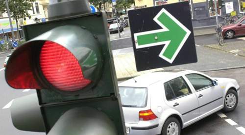 Wenn neben einer Ampel ein Rechtsabbiegepfeil hängt, darf der Autofahrer nach einem Stopp und bei freier Fahrt abbiegen