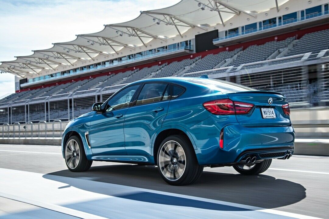 Der vollvariable Allrad-Antrieb schickt erst spät Antriebsmoment zu den Vorderrädern. Sonst fährt der X6 M wie ein richtiger BMW