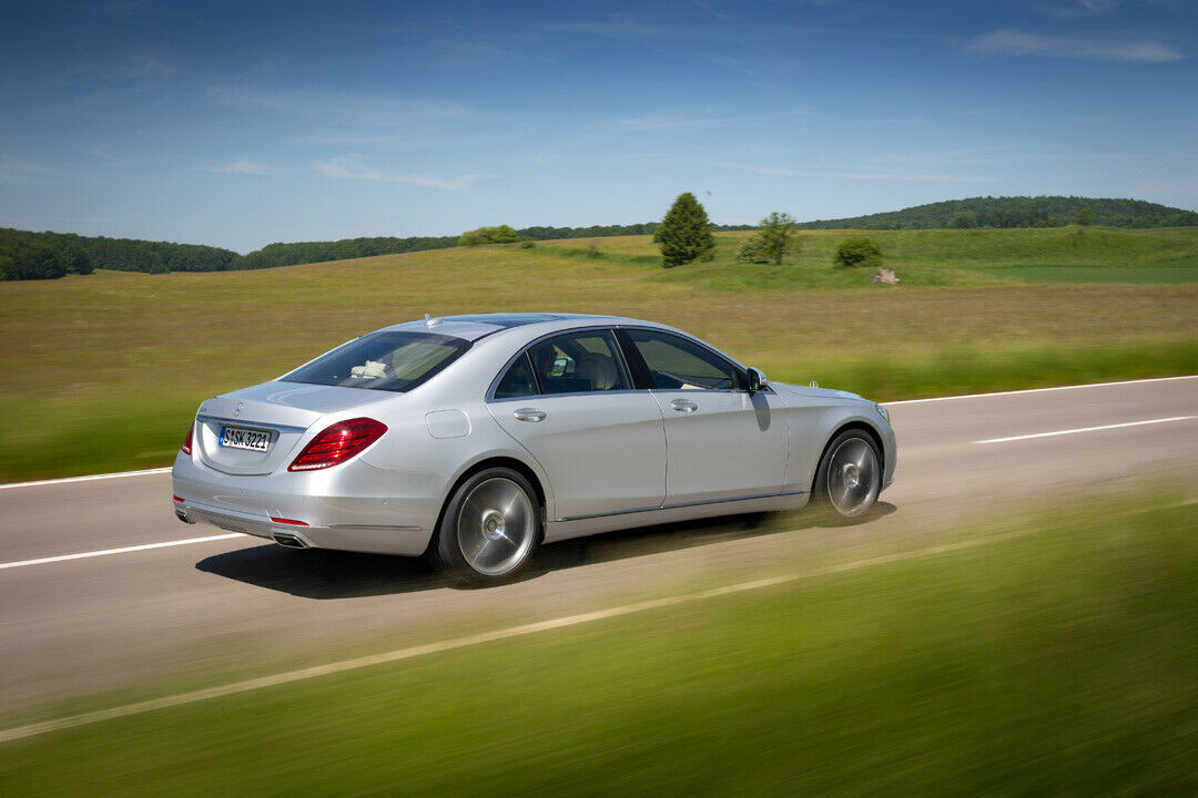 Die S-Klasse könnte autonom fahren - die Gesetzgebung erfordert aber einen regelmäßigen Lenkeingriff