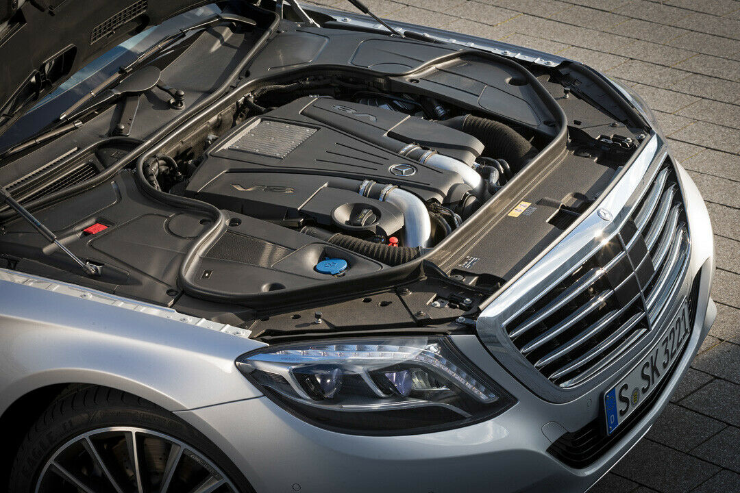 Kein Auto für Selbst-Schrauber: Der Motorraum des S500 ist vollgepackt. Ein Zwölfzylinder folgt später