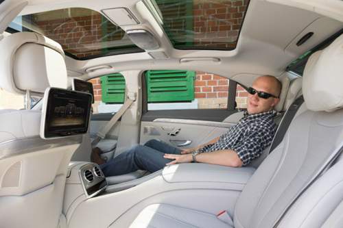 MOTOR-TALK-Reporter Fabian Hoberg im Fond der neuen S-Klasse