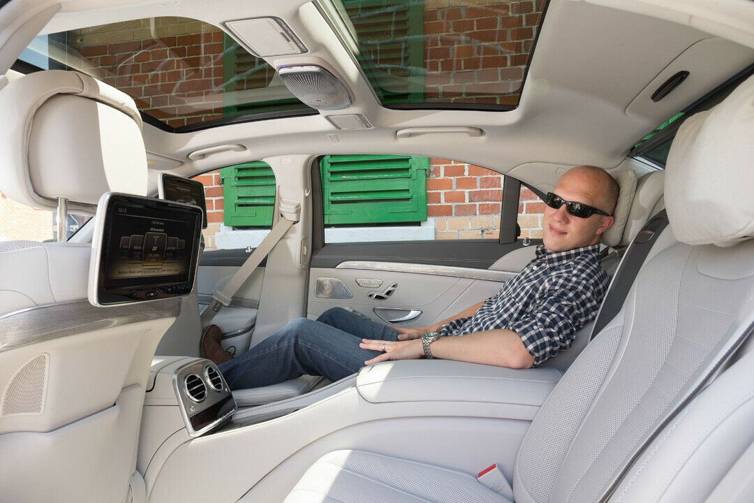 MOTOR-TALK-Reporter Fabian Hoberg im Fond der neuen S-Klasse