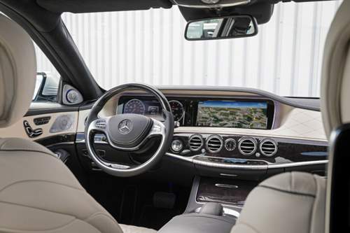 Holz, Leder und viele Schalter im S-Klasse-Cockpit