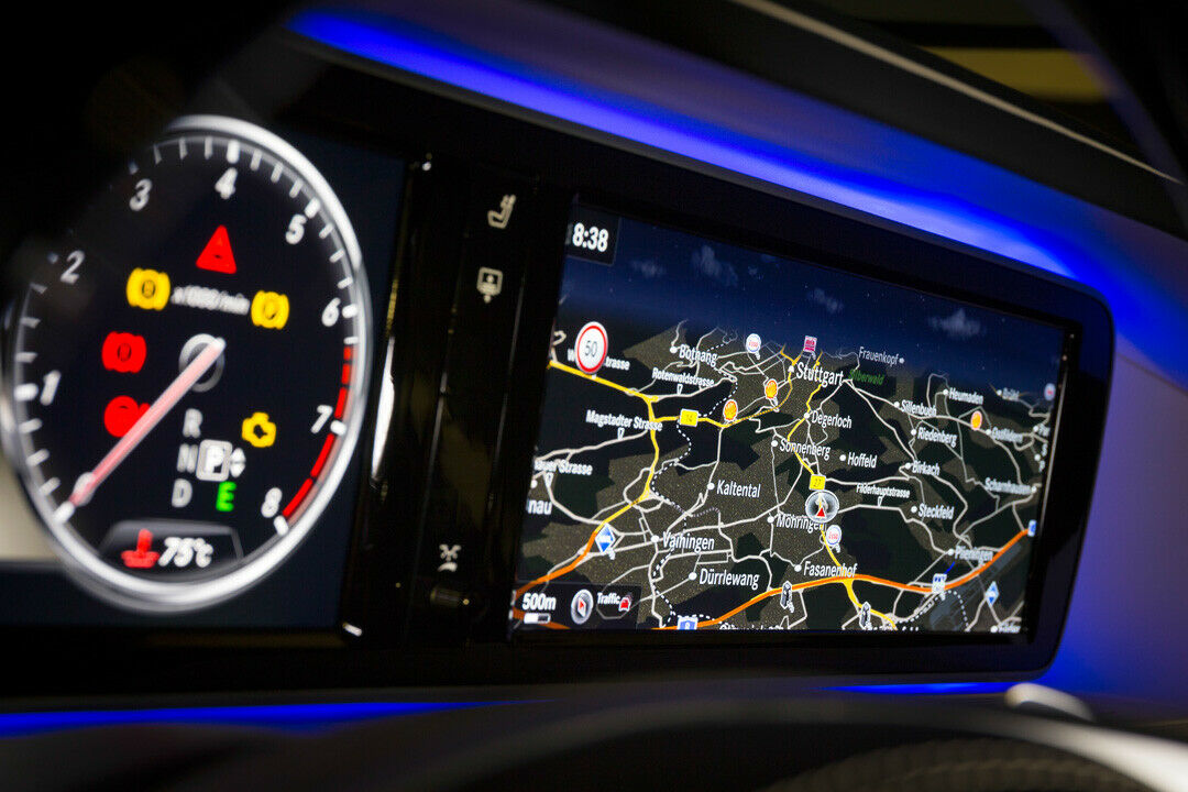 Zwei Monitore für Instrumente und Navigationssystem