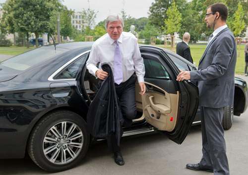 Der Dienstwagen von Volker Bouffier stößt fast doppelt so viel CO2 aus wie der des klimafreundlichsten Regierungschefs