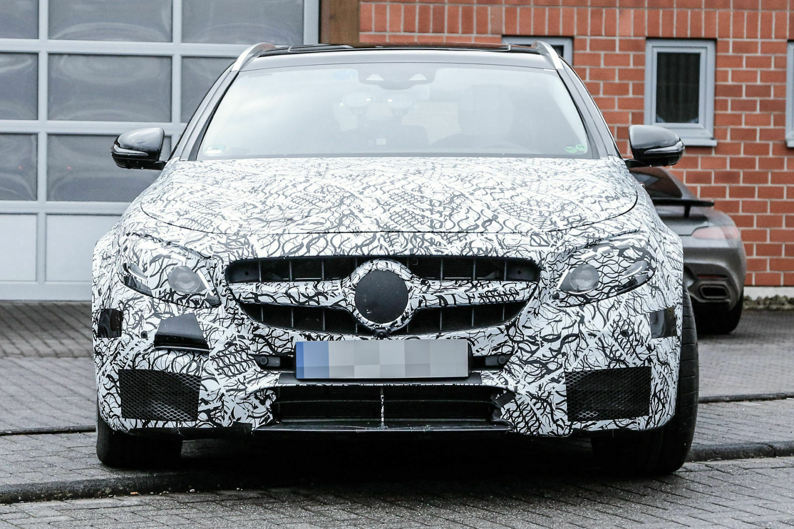 Die typische Spange im Kühlergrill kann man bei den Erlkönig-Bildern des Mercedes-AMG E 63 T-Modell erkennen. Auch die Schürze wird anders