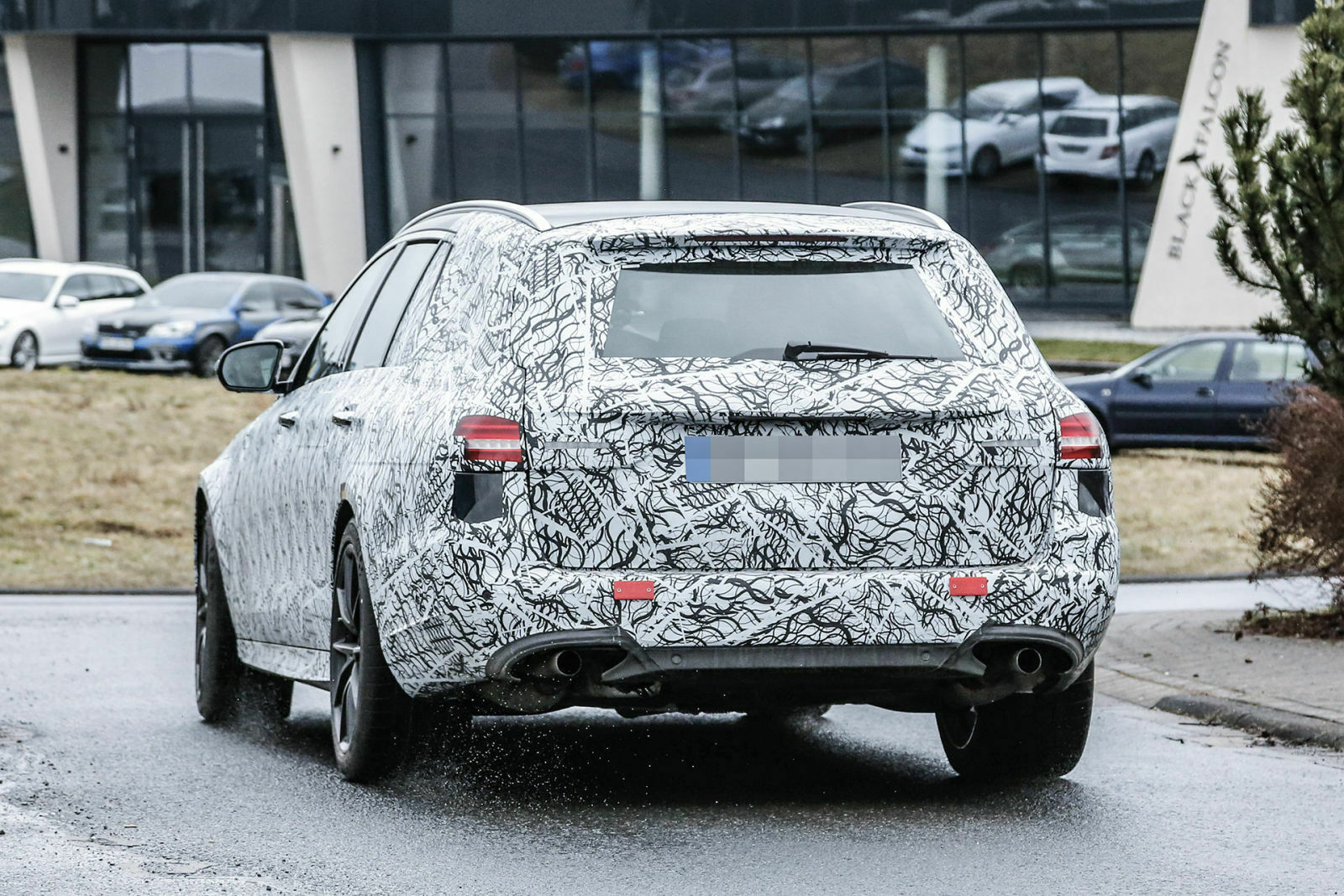 Die Heckschürze dürfte an der Serienversion des Mercedes-AMG E 63 T-Modell noch etwas auffälliger ausfallen