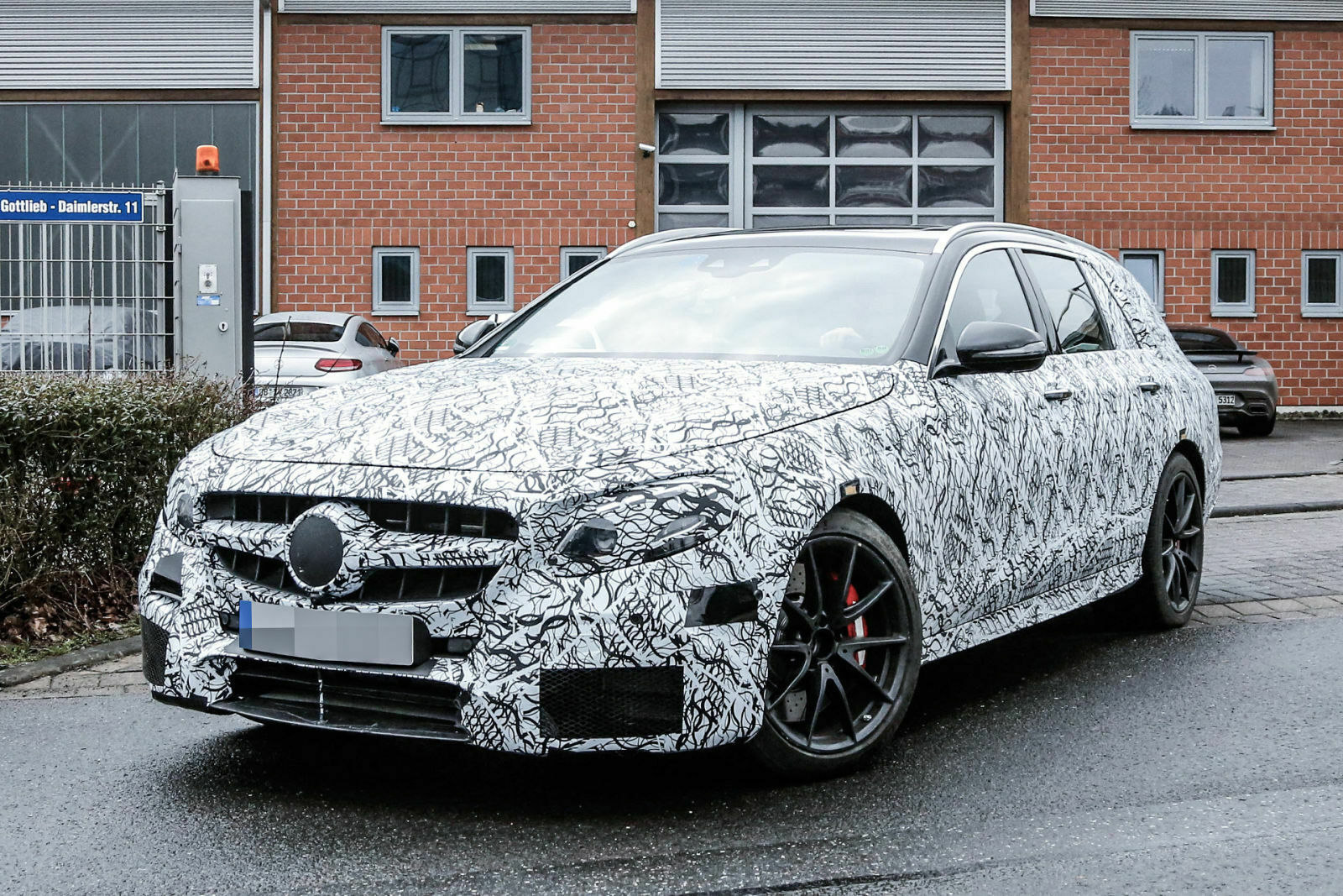 Das T-Modell ist noch nicht mal als Basisversion präsentiert worden, als Mercedes-AMG E 63 kommt es vermutlich 2017