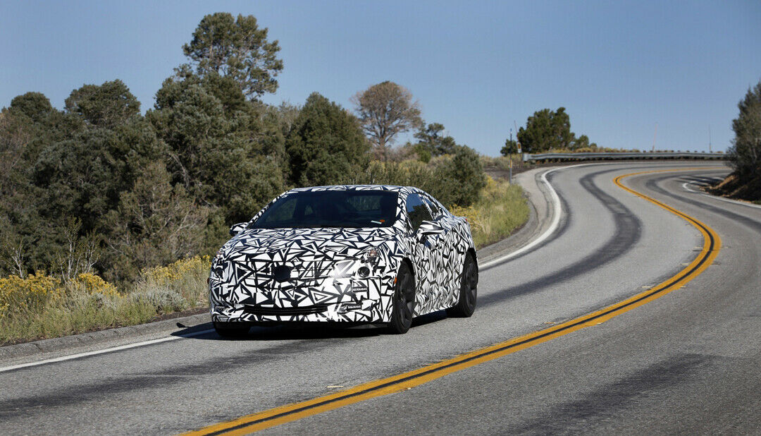 Die Tarnung lässt nur erahnen, wie der fertige Cadillac ELR aussehen wird.