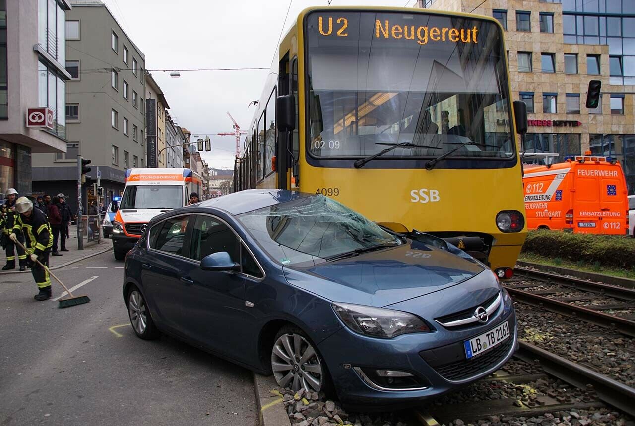 Haben Autofahrer und Straßenbahn gleichzeitig ein grünes Lichtsignal, hat die Straßenbahn im Zweifelsfall trotzdem Vorfahrt (Symbolbild)