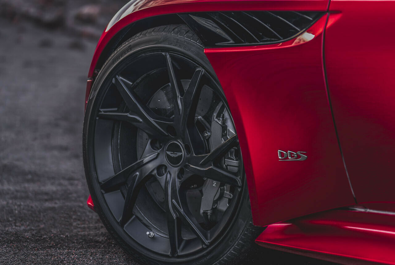 Der Aston Martin DBS Superleggera steht serienmäßig auf 21-Zoll-Felgen