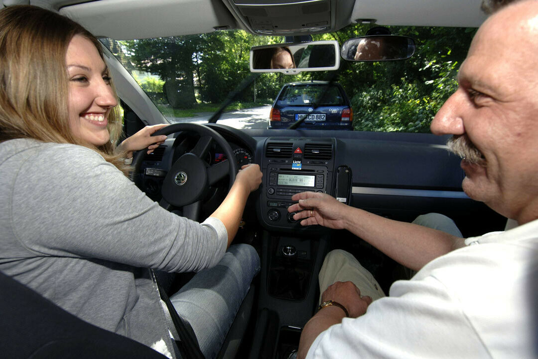 Die praktische Fahrprüfung muss prinzipiell am Wohnort absolviert werden. Für die Theorie gilt diese Regel nicht