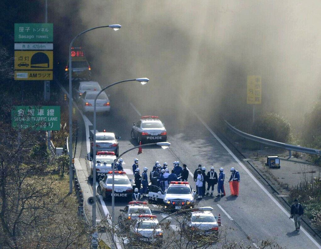 Rauch steigt aus dem Tunnel in der Nähe von Tokio auf.