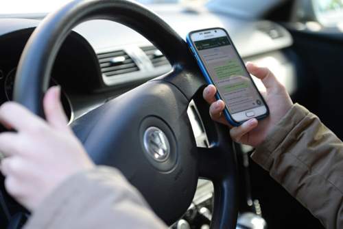 Das Telefon in der rechten, das Lenkrad in der linken Hand: Vielen Autofahrern ist nicht bewusst, welches Unfallrisiko ein kurzer Blick auf das Handy birgt