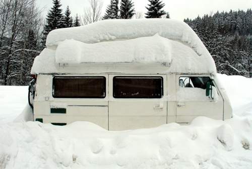 Schnee auf dem Autodach: Wer so losfährt, riskiert ein Bußgeld von 25 Euro