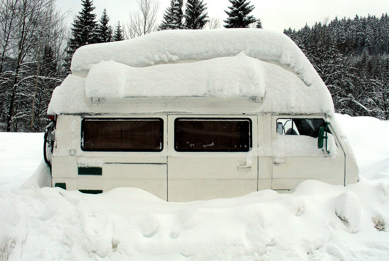 Schnee auf dem Autodach: Wer so losfährt, riskiert ein Bußgeld von 25 Euro