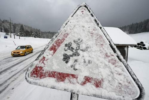 Ist das Verkehrsschild im Schnee nicht zu erkennen, muss sich der Fahrer auch nicht daran halten. Doch bei Einheimischen zählt die Ausrede nicht