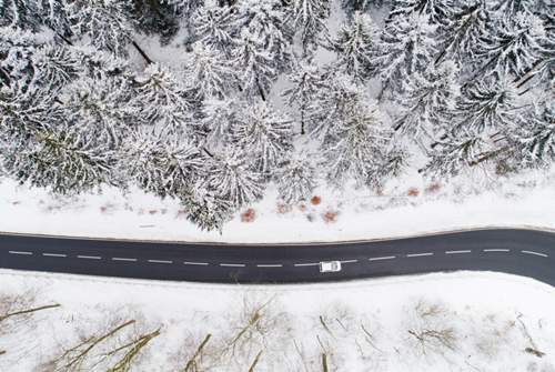Wer auf rutschiger Fahrbahn von der Straße abkommt, kann theoretisch wegen "Fahrens mit nicht angepasster Geschwindigkeit" belangt werden