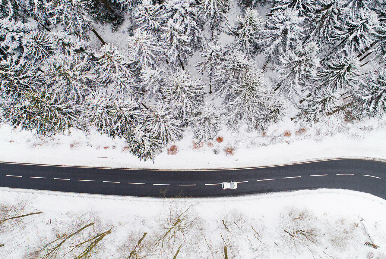 Wer auf rutschiger Fahrbahn von der Straße abkommt, kann theoretisch wegen "Fahrens mit nicht angepasster Geschwindigkeit" belangt werden