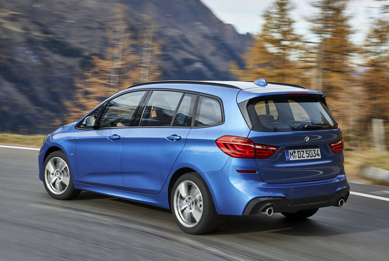 Die Heckschürze ändert BMW leicht, alle Vierzylinder bekommen zwei seitliche Auspuffendrohre