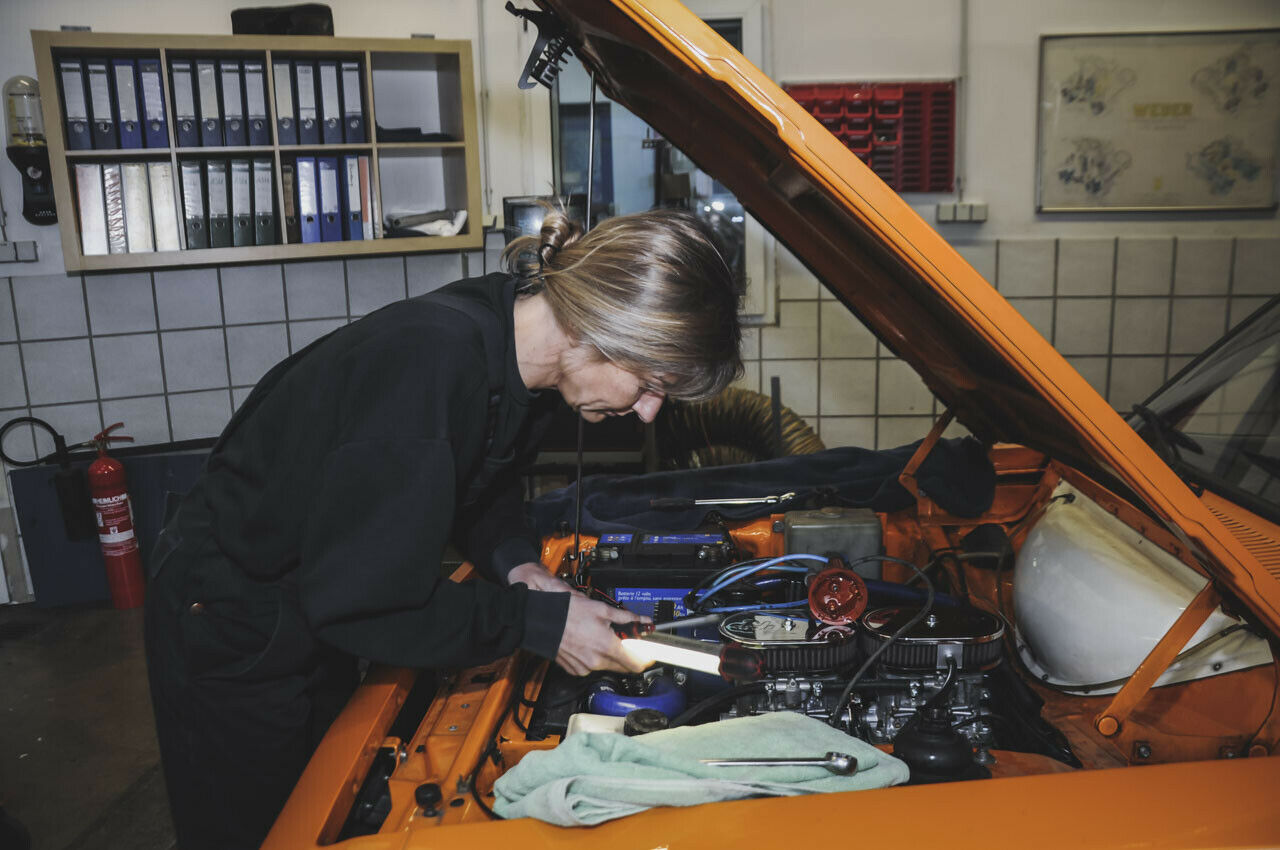 Annette Hue schaut Autos lieber unter die Haube, allerdings nur solchen ohne modernen "Technik-Schnickschnack"