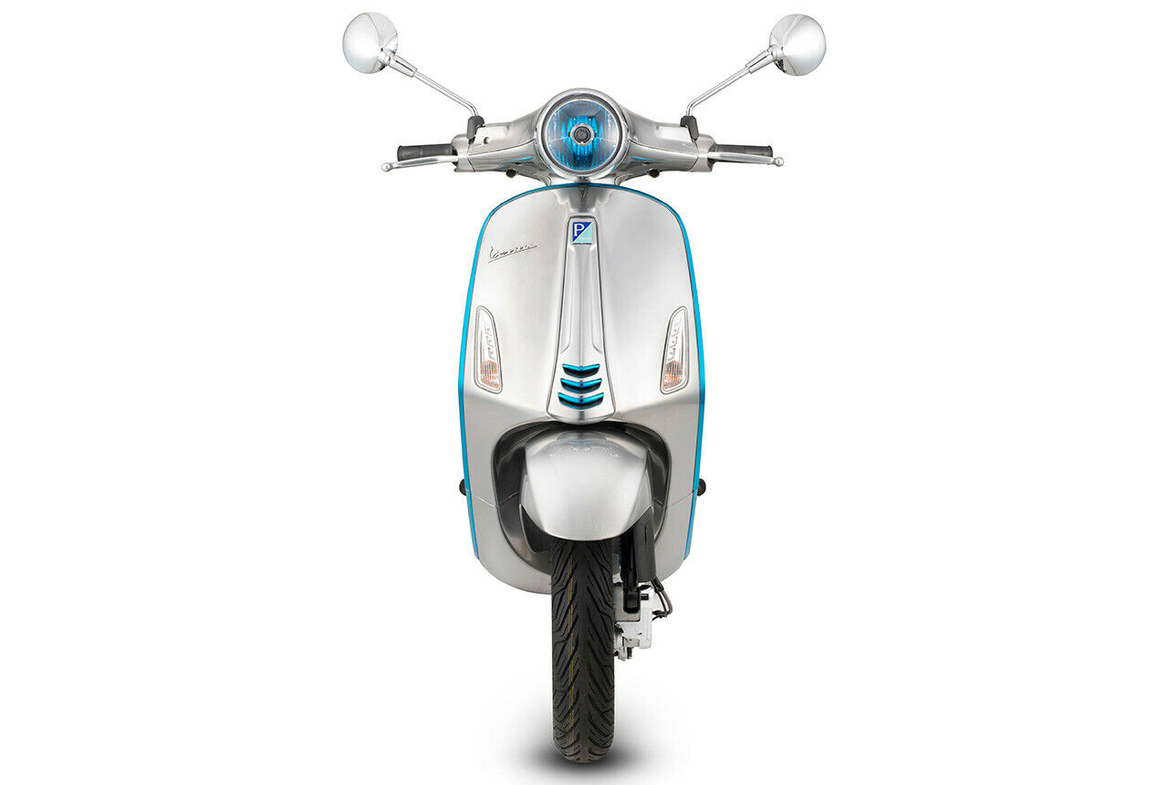 Die Vespa Elettrica leuchtet serienmäßig mit LED-Technik