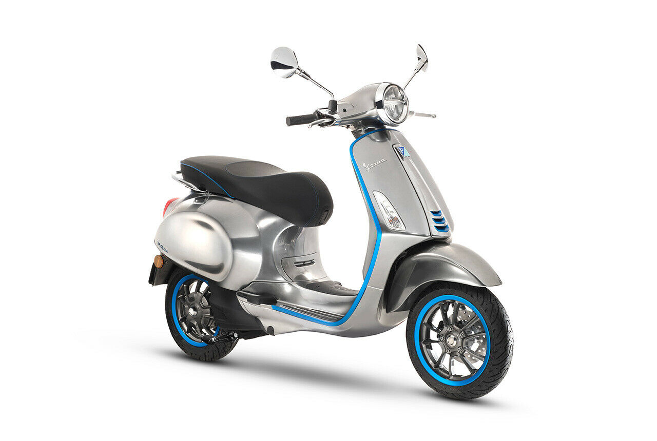 Vespa zeigte bereits vor fast zwei Jahren den Prototypen der elektrischen Vespa, jetzt kommt das Serienmodell fast unverändert