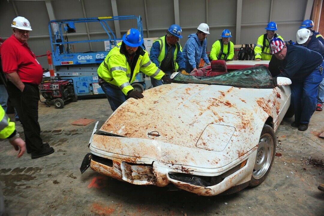 Die einmillionste Corvette hat es schwer getroffen. Sie wurde spontan geborgen