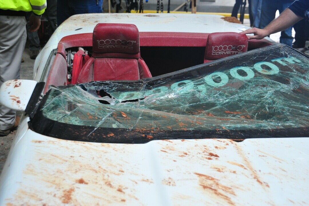 Das Modell trug die gleichen Farben, wie die erste Corvette: rotes Interieur, weißes Fiberglas