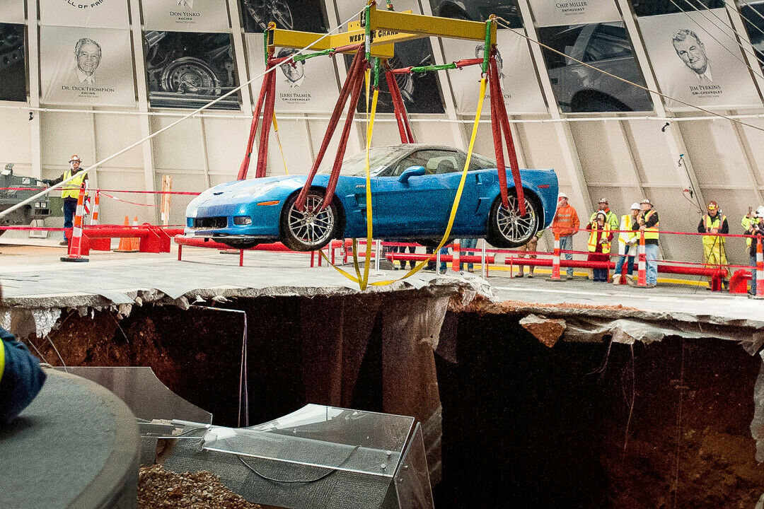 Corvette am Haken. Im Corvette-Museum wird die 2009er ZR-1 “Blue Devil” als erstes von acht Autos geborgen
