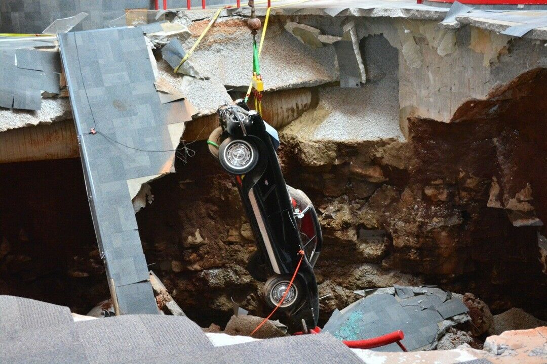 Schwierige Bergung: Die schwarze 1962er Corvette musste mit Fingerspitzengefühl aus dem Loch geholt werden