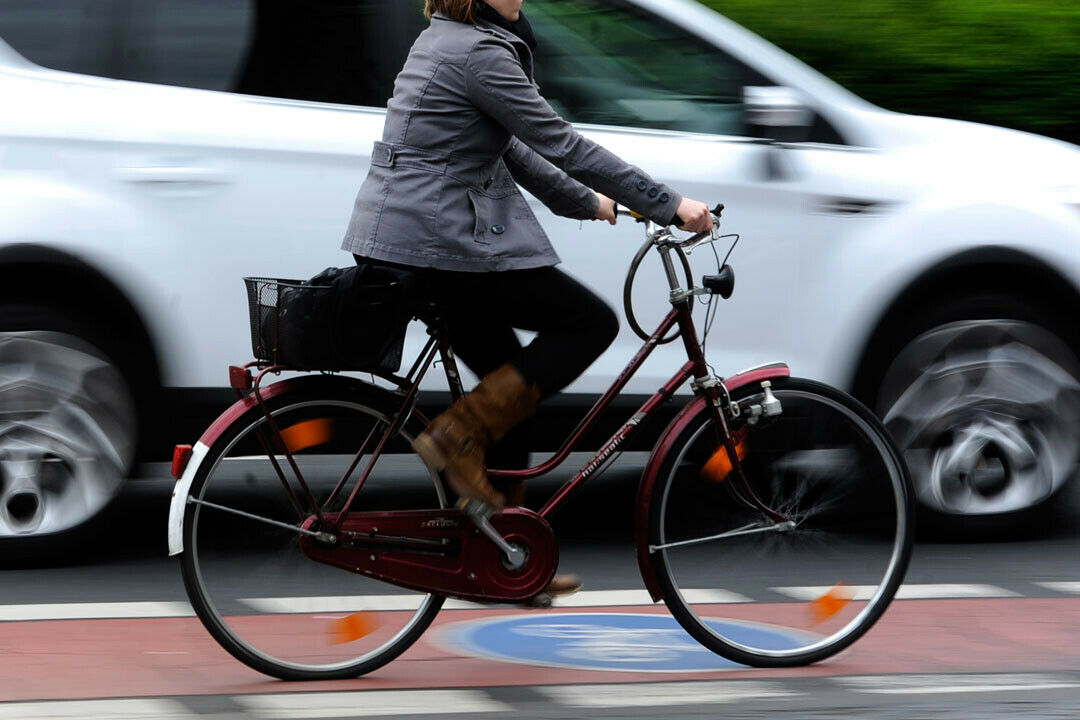Das blaue Schild zeigt es an: Hier muss der Radweg genutzt werden, ohne Schild herrscht Wahlfreiheit für die Fahrradfahrer