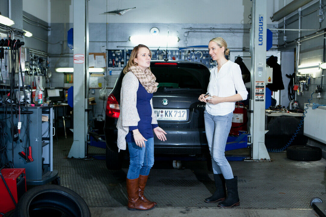 Frauenwerkstatt Senorita  Maria: Autorin Anne Klesse (r.) im Gespräch mit Vizechefin Jennifer Dambeck (l.)