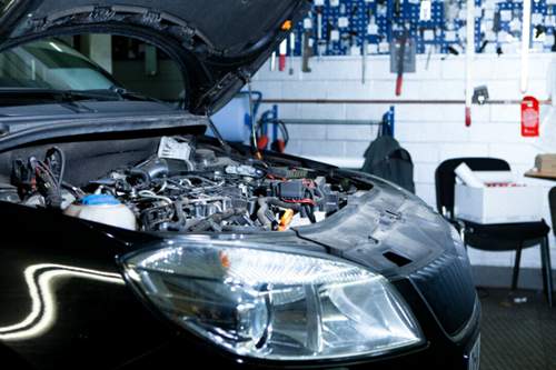 Reparaturbedürftige Teile werden direkt am Auto erklärt