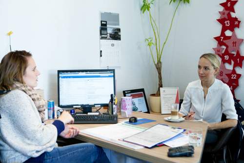 Unsere Autorin Anne Klesse mit Vizechefin Jennifer Dambeck - sonst werden hier Kundengespräche geführt