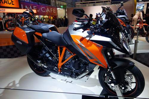 KTM hat das Power-Naked-Bike 1290 Super Duke R zur tourensportlichen Version 1290 Super Duke GT weiterentwickelt