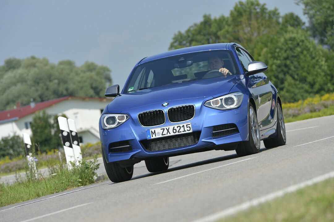 Der einzige Sechszylinder im Vergleich: BMW bietet den M135i mit Heck- und Allradantrieb an