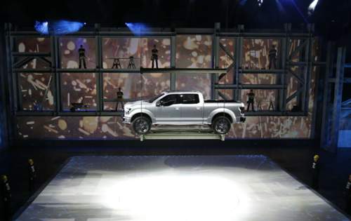 Auf der pompösesten Show der NAIAS schwebt das Ford Atlas Concept auf Stahlträgern von der Decke.