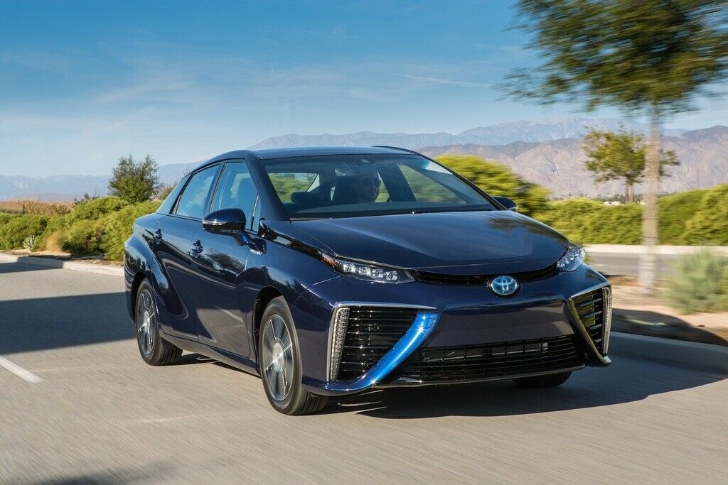 In L. A. kündigte Toyota an, dass der Mirai schon ab Dezember 2014 in Japan erhältlich ist. Ursprünglich sollte das erst im Frühjahr 2015 der Fall sein