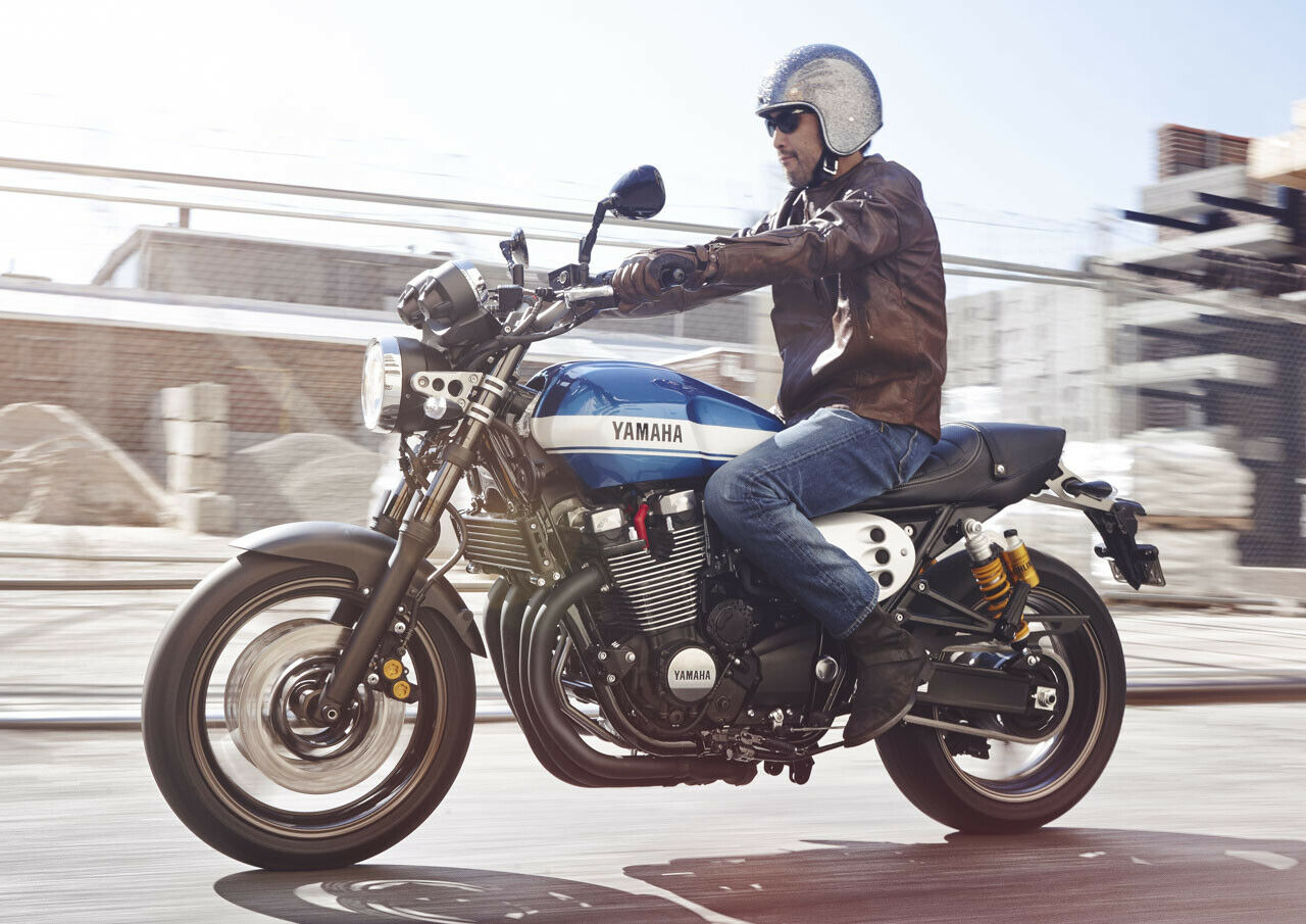 Viele Motorräder ohne Euro-4-Norm sterben bald aus: Unter anderem die Yamaha XJR 1300 (ab 10.295 Euro) könnte bis Jahresende günstiger werden