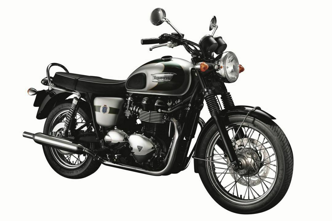 Die Triumph Bonneville T100 betört mit ihrer klassischen Zweifarblackierung und den Speichenrädern