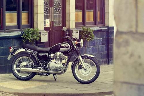 Das Design der Kawasaki W 800 ist an englische Motorräder der 1960er-Jahre angelehnt