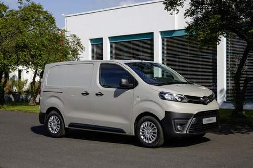 Die Basis der Autos dagegen kommt nackt - im Toyota Proace fehlen Klima und Radio