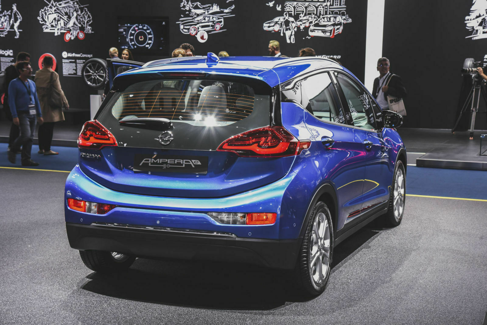 Das Fahrzeug wird in den USA bei der Ex-Mutter General Motors gefertigt. Vom Schwestermodell Chevrolet Bolt hat GM schon rund 13.000 Fahrzeuge ausgeliefert. Die Kapazität der Fabrik wurde im Sommer erhöht
